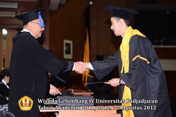 wisuda-unpad-gel-iv-2011_2012-fakultas-isip-oleh-dekan-216