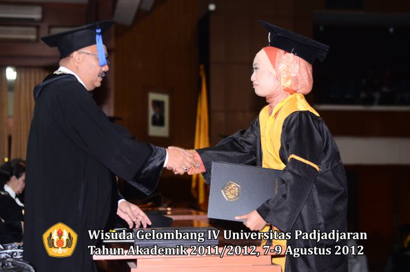 wisuda-unpad-gel-iv-2011_2012-fakultas-isip-oleh-dekan-220