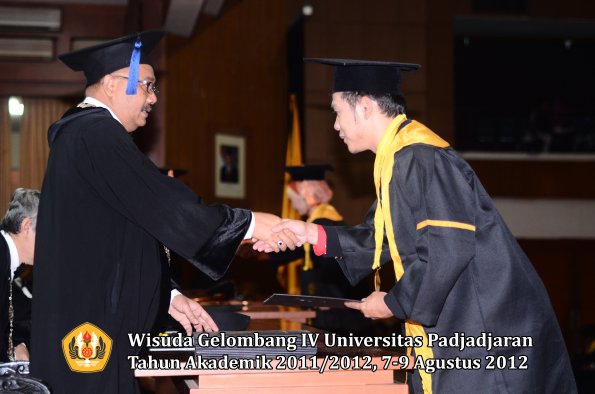 wisuda-unpad-gel-iv-2011_2012-fakultas-isip-oleh-dekan-221