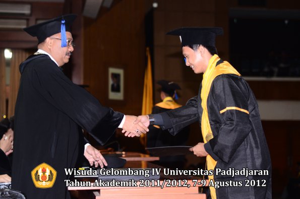 wisuda-unpad-gel-iv-2011_2012-fakultas-isip-oleh-dekan-223