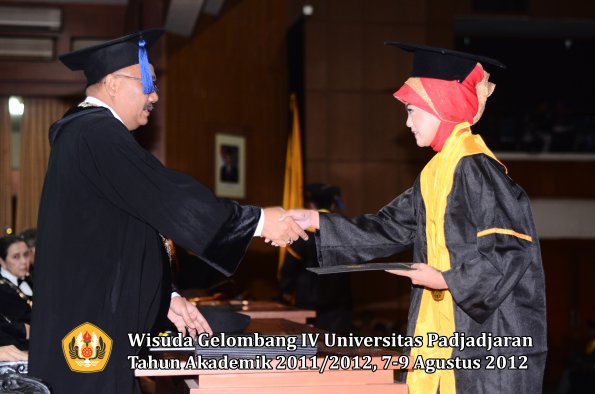 wisuda-unpad-gel-iv-2011_2012-fakultas-isip-oleh-dekan-224