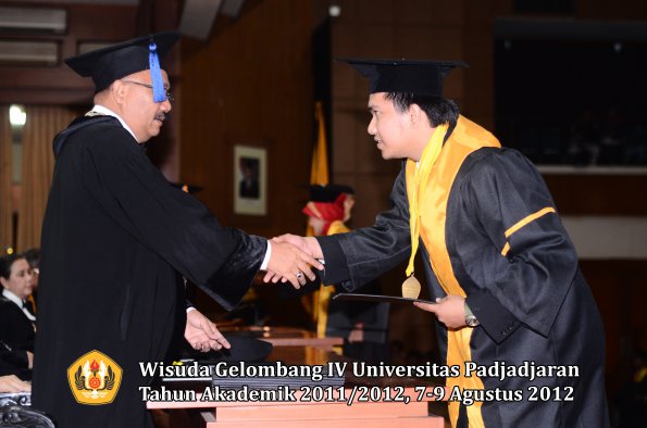 wisuda-unpad-gel-iv-2011_2012-fakultas-isip-oleh-dekan-225