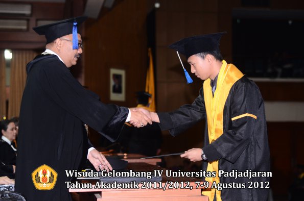 wisuda-unpad-gel-iv-2011_2012-fakultas-isip-oleh-dekan-226