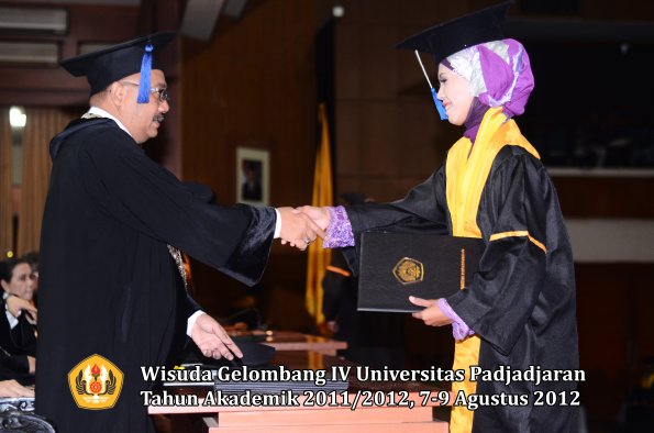 wisuda-unpad-gel-iv-2011_2012-fakultas-isip-oleh-dekan-227