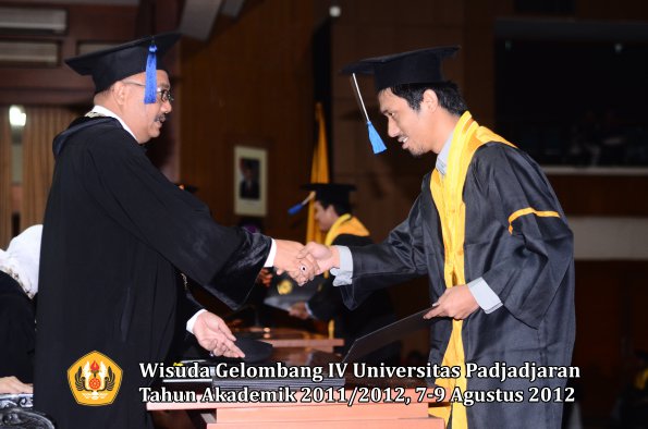 wisuda-unpad-gel-iv-2011_2012-fakultas-isip-oleh-dekan-229