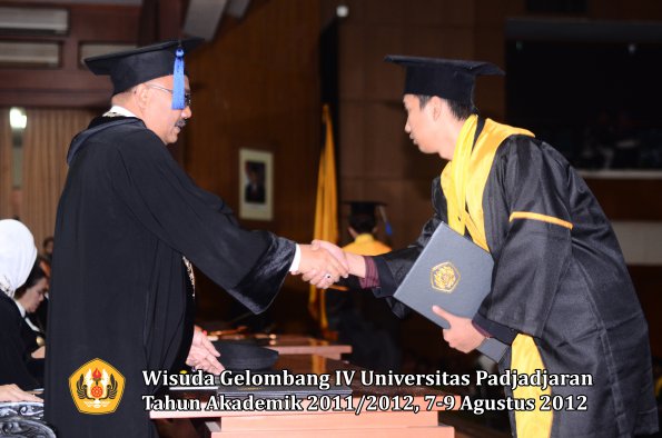 wisuda-unpad-gel-iv-2011_2012-fakultas-isip-oleh-dekan-231