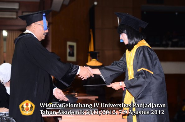 wisuda-unpad-gel-iv-2011_2012-fakultas-isip-oleh-dekan-232