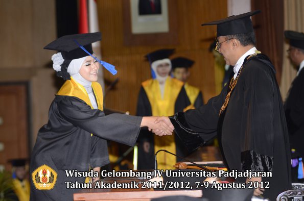 wisuda-unpad-gel-iv-2011_2012-fakultas-isip-oleh-rektor-003