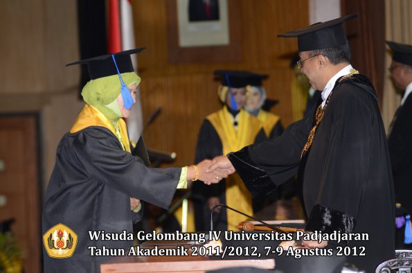 wisuda-unpad-gel-iv-2011_2012-fakultas-isip-oleh-rektor-008