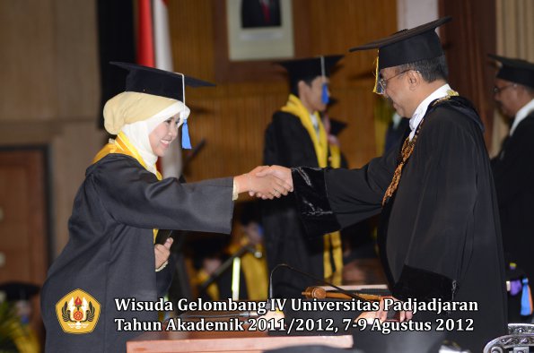 wisuda-unpad-gel-iv-2011_2012-fakultas-isip-oleh-rektor-022