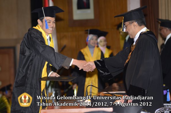 wisuda-unpad-gel-iv-2011_2012-fakultas-isip-oleh-rektor-023