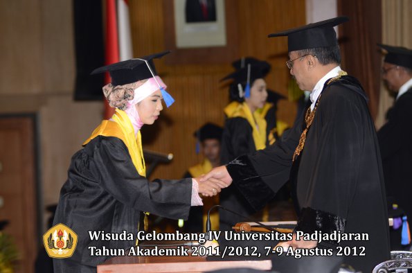 wisuda-unpad-gel-iv-2011_2012-fakultas-isip-oleh-rektor-025