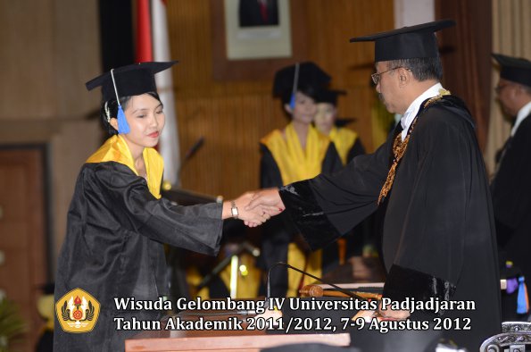 wisuda-unpad-gel-iv-2011_2012-fakultas-isip-oleh-rektor-026