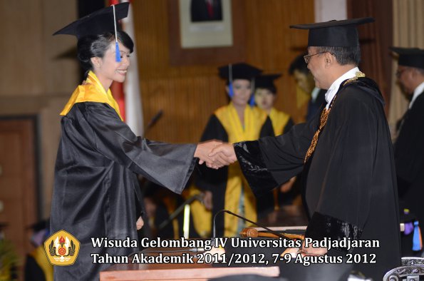 wisuda-unpad-gel-iv-2011_2012-fakultas-isip-oleh-rektor-027