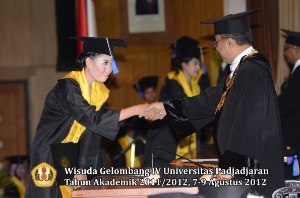 wisuda-unpad-gel-iv-2011_2012-fakultas-isip-oleh-rektor-028