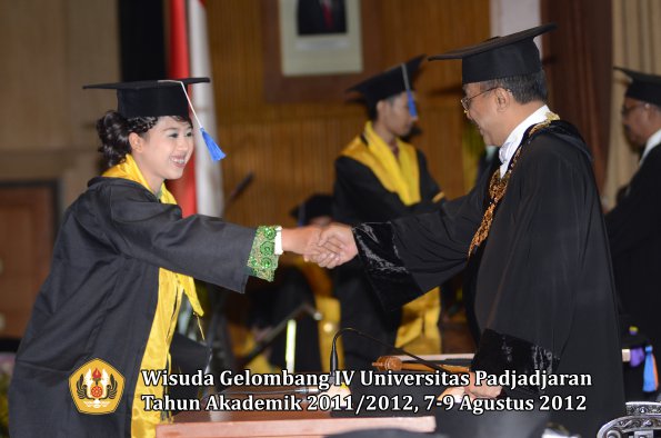 wisuda-unpad-gel-iv-2011_2012-fakultas-isip-oleh-rektor-029