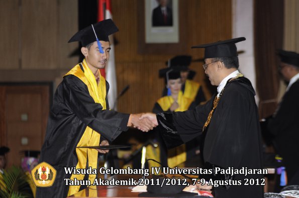 wisuda-unpad-gel-iv-2011_2012-fakultas-isip-oleh-rektor-030