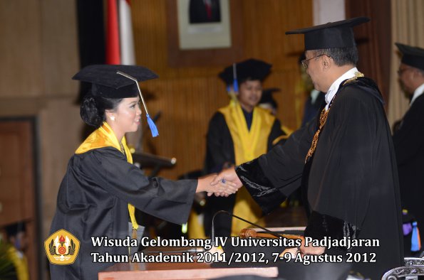 wisuda-unpad-gel-iv-2011_2012-fakultas-isip-oleh-rektor-031