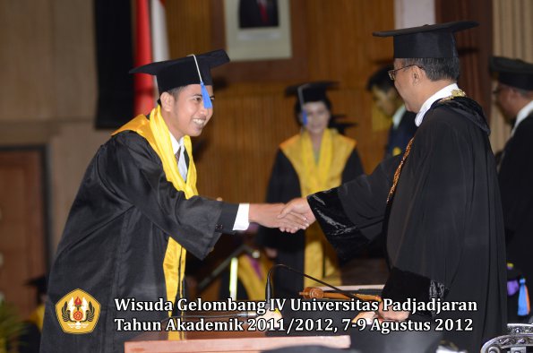 wisuda-unpad-gel-iv-2011_2012-fakultas-isip-oleh-rektor-033