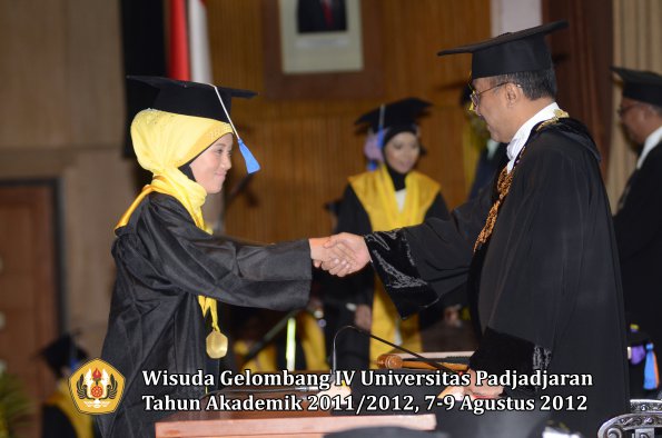 wisuda-unpad-gel-iv-2011_2012-fakultas-isip-oleh-rektor-035