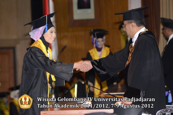 wisuda-unpad-gel-iv-2011_2012-fakultas-isip-oleh-rektor-036