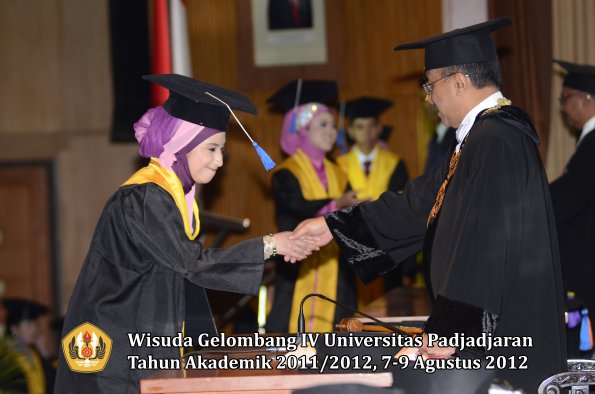 wisuda-unpad-gel-iv-2011_2012-fakultas-isip-oleh-rektor-037