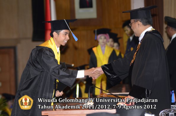 wisuda-unpad-gel-iv-2011_2012-fakultas-isip-oleh-rektor-039