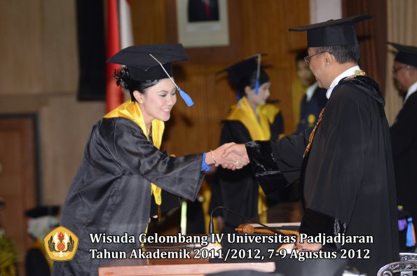wisuda-unpad-gel-iv-2011_2012-fakultas-isip-oleh-rektor-042