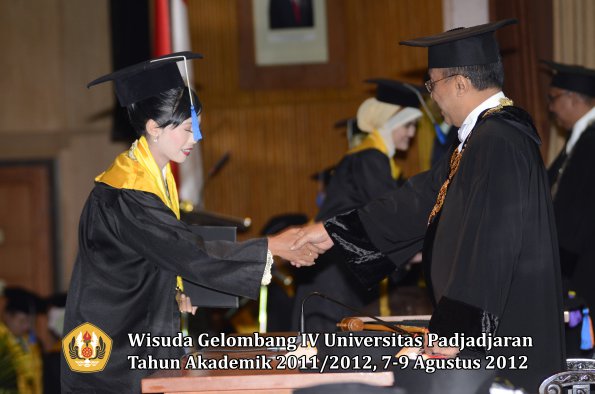 wisuda-unpad-gel-iv-2011_2012-fakultas-isip-oleh-rektor-043