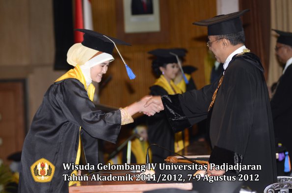 wisuda-unpad-gel-iv-2011_2012-fakultas-isip-oleh-rektor-044