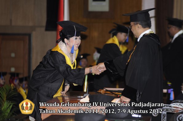 wisuda-unpad-gel-iv-2011_2012-fakultas-isip-oleh-rektor-046