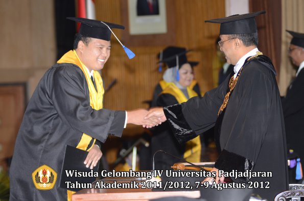 wisuda-unpad-gel-iv-2011_2012-fakultas-isip-oleh-rektor-052