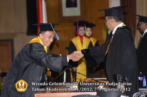 wisuda-unpad-gel-iv-2011_2012-fakultas-isip-oleh-rektor-054