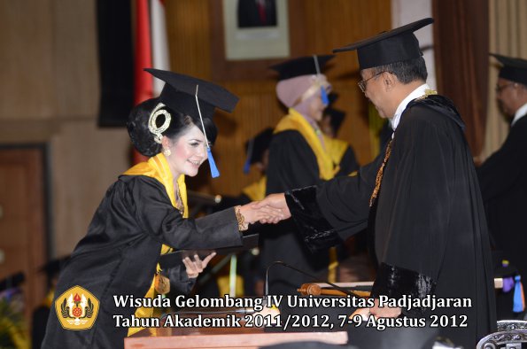 wisuda-unpad-gel-iv-2011_2012-fakultas-isip-oleh-rektor-057