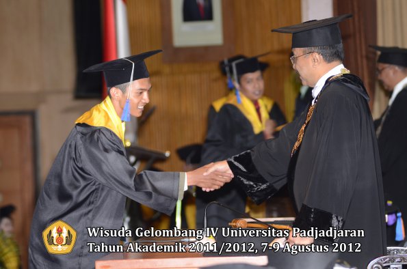 wisuda-unpad-gel-iv-2011_2012-fakultas-isip-oleh-rektor-059