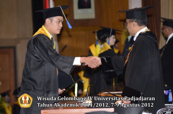 wisuda-unpad-gel-iv-2011_2012-fakultas-isip-oleh-rektor-062