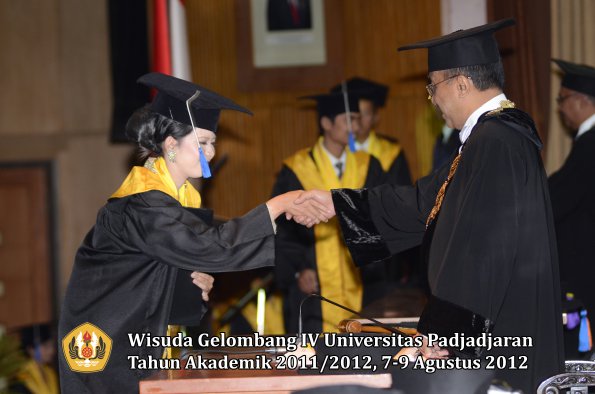 wisuda-unpad-gel-iv-2011_2012-fakultas-isip-oleh-rektor-063