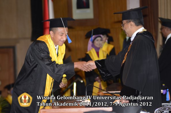wisuda-unpad-gel-iv-2011_2012-fakultas-isip-oleh-rektor-065