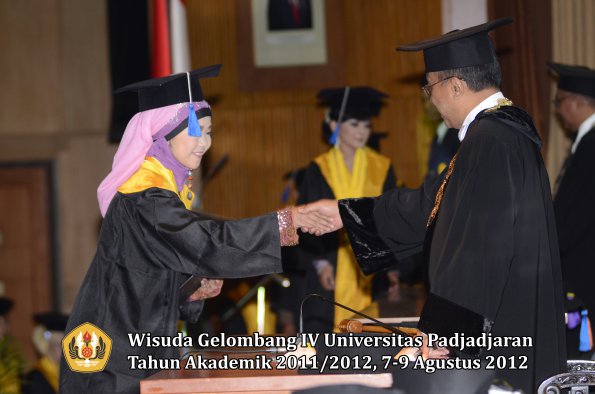 wisuda-unpad-gel-iv-2011_2012-fakultas-isip-oleh-rektor-066