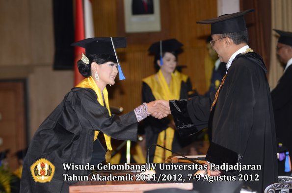 wisuda-unpad-gel-iv-2011_2012-fakultas-isip-oleh-rektor-067