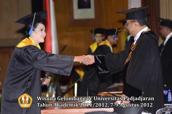 wisuda-unpad-gel-iv-2011_2012-fakultas-isip-oleh-rektor-068