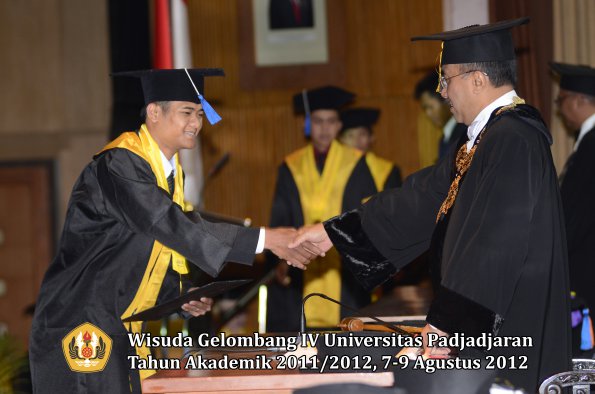 wisuda-unpad-gel-iv-2011_2012-fakultas-isip-oleh-rektor-069