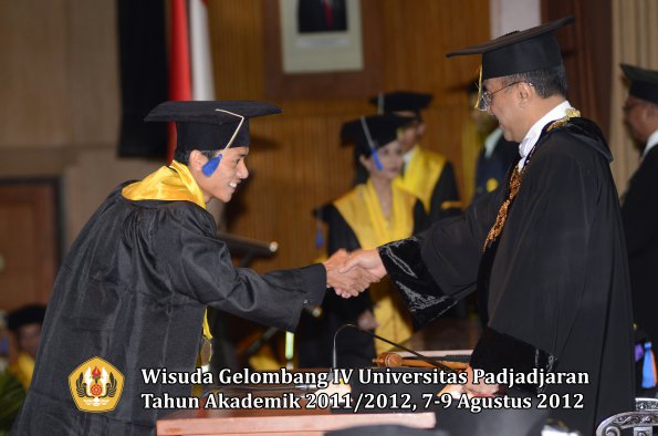 wisuda-unpad-gel-iv-2011_2012-fakultas-isip-oleh-rektor-071