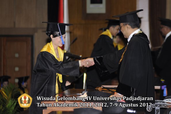 wisuda-unpad-gel-iv-2011_2012-fakultas-isip-oleh-rektor-072