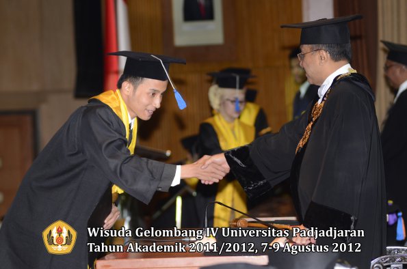 wisuda-unpad-gel-iv-2011_2012-fakultas-isip-oleh-rektor-073