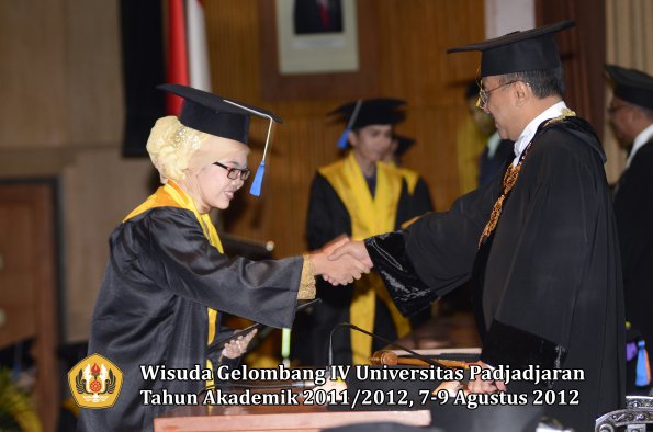 wisuda-unpad-gel-iv-2011_2012-fakultas-isip-oleh-rektor-074