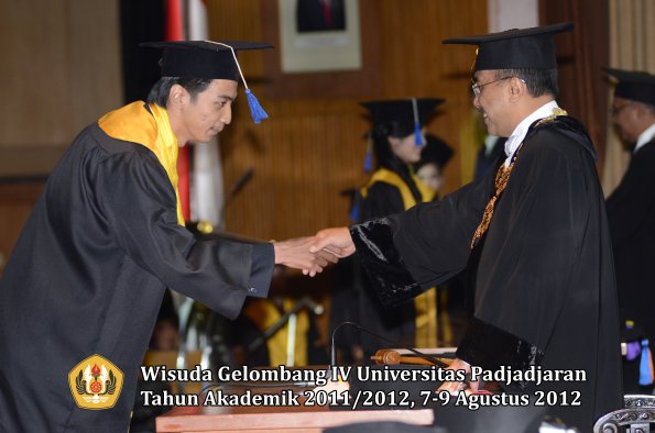wisuda-unpad-gel-iv-2011_2012-fakultas-isip-oleh-rektor-079