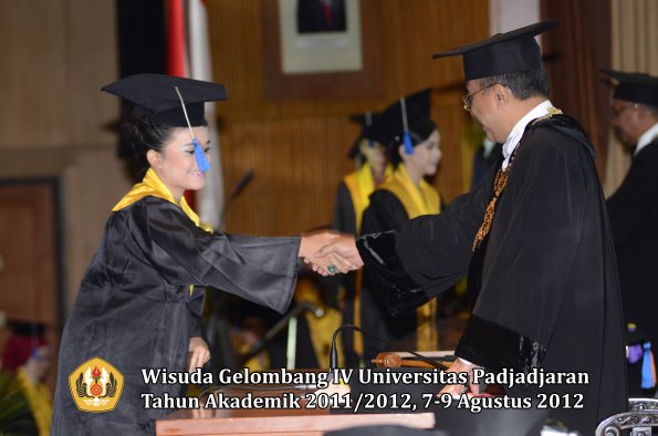 wisuda-unpad-gel-iv-2011_2012-fakultas-isip-oleh-rektor-081
