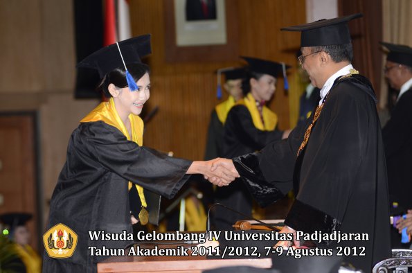 wisuda-unpad-gel-iv-2011_2012-fakultas-isip-oleh-rektor-082