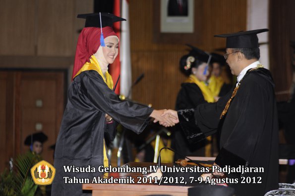wisuda-unpad-gel-iv-2011_2012-fakultas-isip-oleh-rektor-090